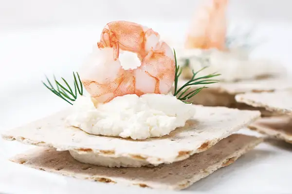 Carpaccio de Topinambour aux St Jacques, crème de noisette et blinis